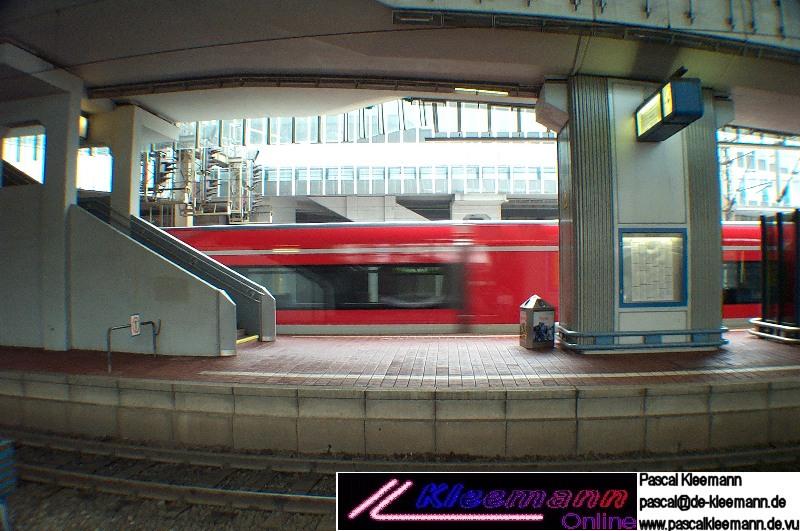 Ein eilig vorbeihuschender 646 (auf dem Fahrzeug steht aber 946???) Richtung KS-Hbf.
Das besondere an dieser Baureihe ist der begehbare Motorblock, der sich genau in der Mitte des Fahrzeugs befindet.
Um vom vorderen Wagen in den hinteren zu gelangen, geht man mitten durch die Dieselmaschine (die natrlich elegant innenverkleidet ist).
Die Fahrzeuge erreichen vom Lrm her nicht annhernd das Niveau einer E-Lok. Jede E101 ist lauter (kein Scherz)!