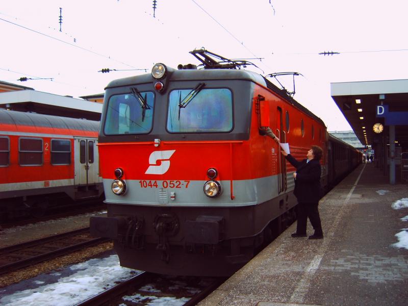 Ein Eilzug Richtung Wien Sdbahnhof, gezogen von 1044 052 7 bekommt gerade seinen Fahrplan.Eine Lok dieser Gattung ist hier nur selten zu sehen.