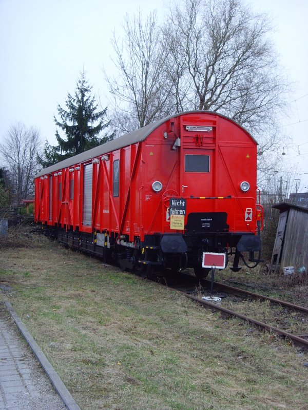 Ein Einheitshilfsgertewagen 388 steht auf einem Abstellgleis in Offenburg. 01.03.09