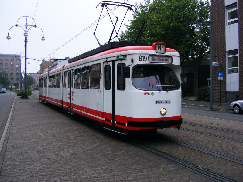 Ein Einrichtungs-GT8 der Stadtwerke Krefeld zwischen den Haltestellen Krefeld Hbf und Voltastrae am 30. Mai 2008.