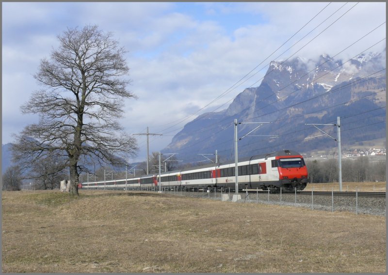 Ein einstckiger IR mit Zusatzpaket fhrt bei Landquart Richtung Zrich. Der zweite Steuerwagen trgt noch die alte EW IV Bemalung. (21.02.2008)