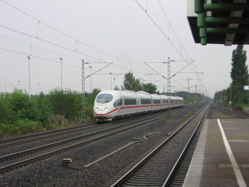 Ein einzelner 403 ist am 23.07.2007 auf dem Weg Richtung Dsseldorf/Dortmund, hier bei Leverkusen Bayerwerk.