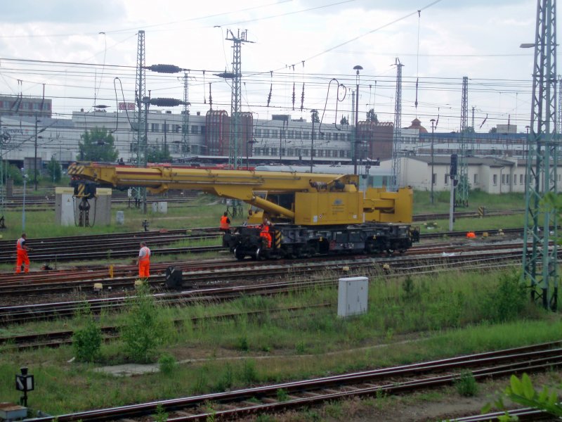 Ein Eisenbahnkran am 24.05.08 im Bahnhof Cottbus .