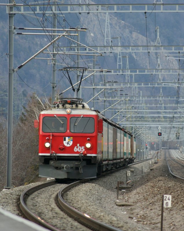 Ein Eldorado für Telefotos: der Mastenwaldtunnel bei Chur Wiesental! Hier die Ge 4/4 I mit einem Valserwasser Güterzug auf der Fahrt zur Quelle. 
(2. März 2009)