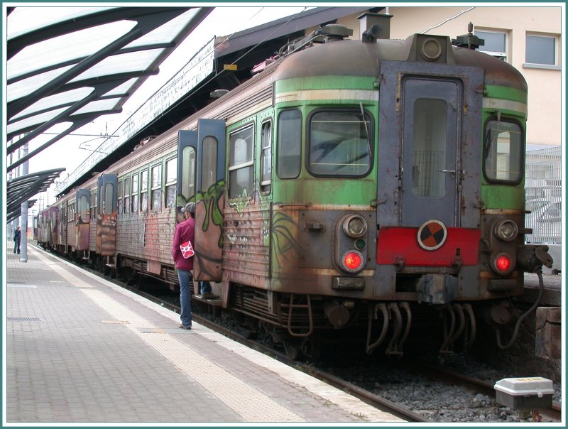 Ein elektrischer Triebwagenzug Ale der LFI von Arezzo nach Stia im Bahnhof Arezzo. Die Vorliebe der Italiener fr versprayte Zge sind ja bekannt und dieses Exemplar mutet schon fast als Kunstwerk an. Eine Typen- und Baureihenbezeichnung ist nicht mehr auszumachen. (26.04.2007)
