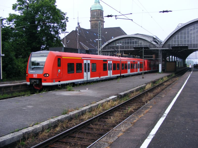 Ein elektrischer Triebzug der DB-Baureihe 426 im Krefelder Hauptbahnhof am 30. Mai 2008.