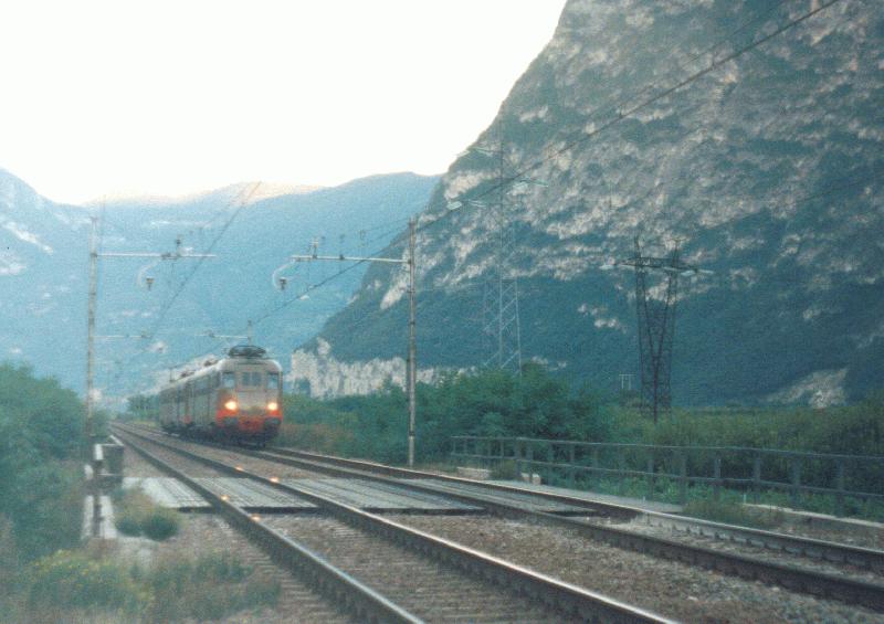 Ein Elektrotriebwagen der Baureihe ALe 540 durchfhrt mit dem Regionalzug von Bozen nach Trient am frhen Abend des 23.9.1998 die  Salurner Klause .