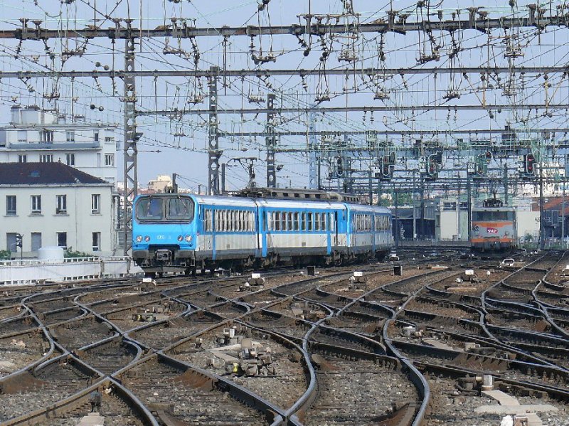 Ein Elektrotriebwagen der Reihe Z7500 schlngelt sich durchs Gleisvorfeld. Rechts ist BB25259 zu sehen.
08.06.2007  Lyon-Perrache
