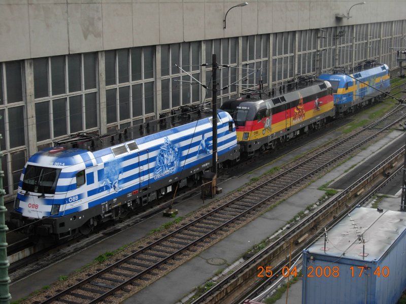 Ein EM-Lok-Trio allerhchster Gte in der Traktion Wien West - das Sonderlok-Treffen wirft seine Schatten voraus; Foto vom 25.4.2008.