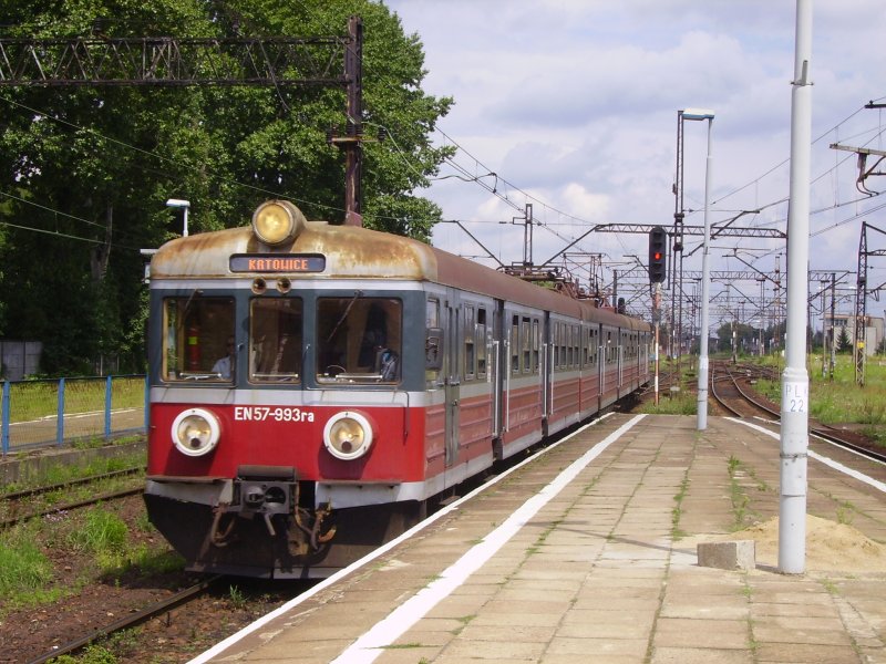 Ein EN57 fhrt im August 2008 in den Bahnhof Tarnowskie Gory ein!