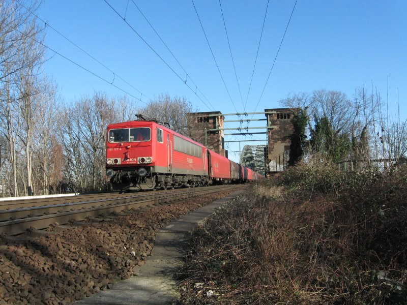 Ein  Energiecontainer  155 127 ist am 09.02.2008 bei Kln hinter der Sdbrcke Richtung Aachen West unterwegs.