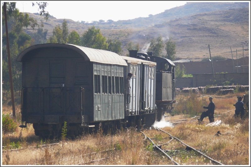 Ein erster Zug mit 442.59 verlsst den Bahnhof Asmara Richtung Arbaroba. (28.10.2008)