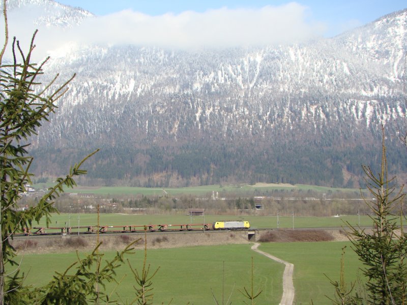 Ein ES64F4 aus Dispolok Flotte bespannt ein Gterzug bei Langkampfen.08.04.2008