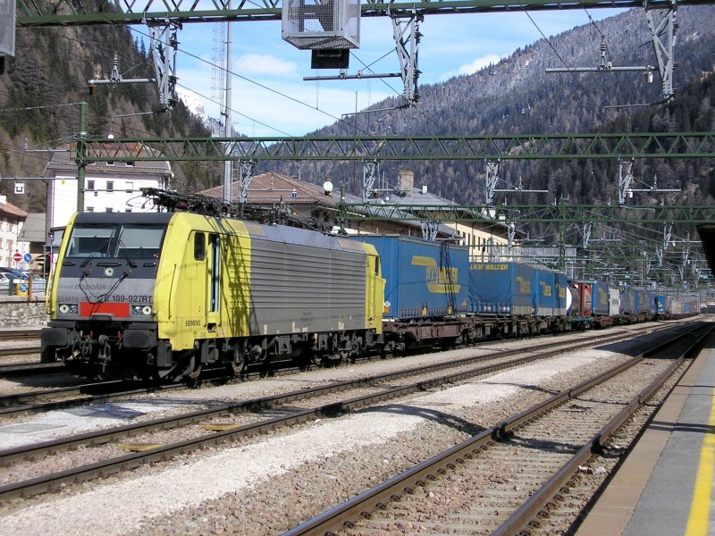 Ein ES64F4 von Dispolok flotte in Bahnhof Brenner mit Gterzug.19.03.2008.