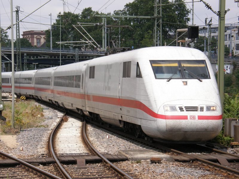 Ein ET 401 fhrt in den Hauptbahnhof Mannheim in Richtung Basel ein. (16.07.2008)