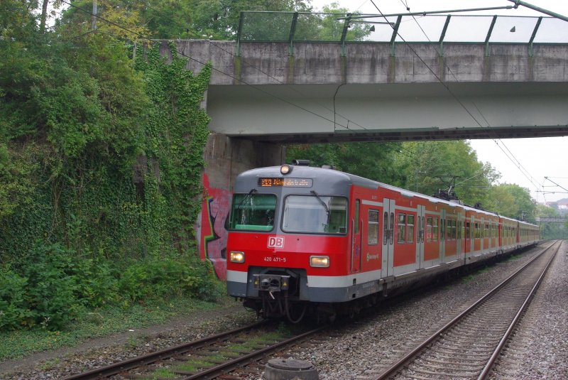 Ein ET 420, der 8. Bauserie, der S-Bahn Stuttgart fhrt gerade in Richtung Stuttgart. Hier aufgenommen in Hfingen am 19. September 2009.