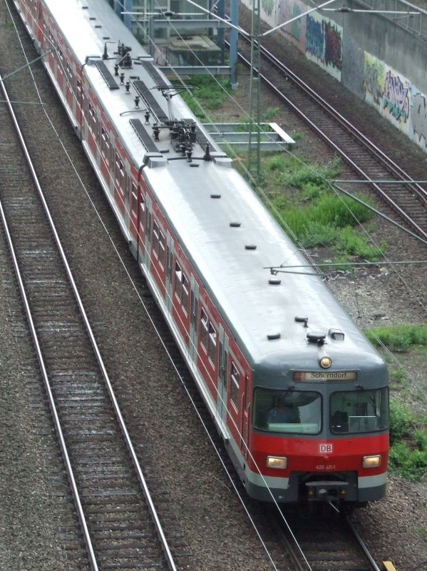 Ein ET 420 auf der S2 nach Schorndorf verlsst sterfeld und fhrt kurz darauf in den Stuttgarter S-Bahn Tunnel. (03.06.2008)