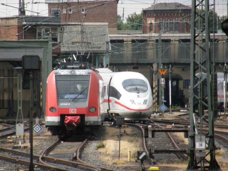 Ein ET 423 steht mit einem ICE 3 im Bw Kln abgestellt. Das Bild ist mit groem Zoom aus einem vorbeifahrenden Zug gemacht! (Kln, 12.07.2008)
