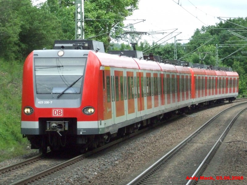 Ein ET 423 Vollzug kommt auf der S1 aus Richtung Stuttgart in den Hp Goldberg eingefahren. (03.06.2008)