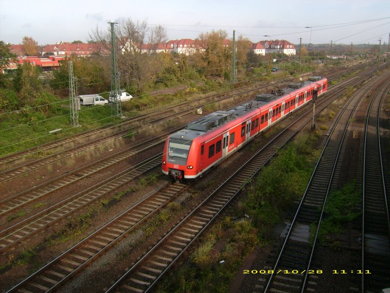 Ein ET 425 aus Magdeburg erreicht in in krze den Hbf Halle/Saale, fotografiert am Rangierbahnhof.