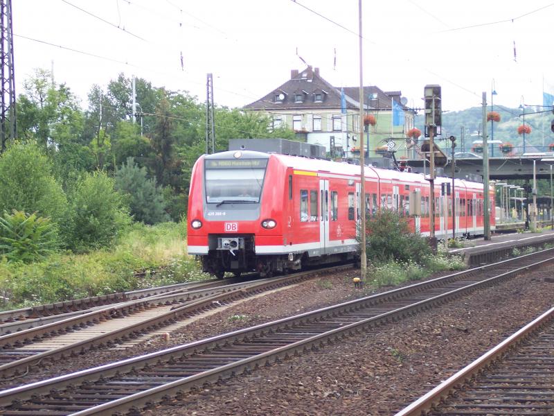 Ein ET 425 mit RB 60 nach Mannheim Beschleunigt bei der Ausfahrt von Weinheim(Bergstr) am 19.7.2005