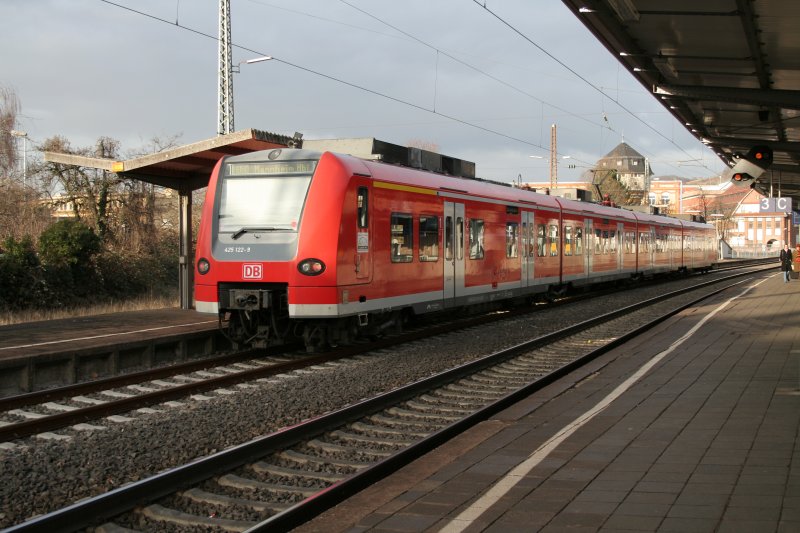 Ein ET 425 steht am 24.1.2009 auf Gleis 4 in Weinheim. Und wartet auf seine Abfahrt. Die Zge von Mannheim nach Bensheim haben am 24.1.2009 wegen Bauarbeiten in Weinheim geendet. Zwischen Weinheim und Bensheim war Schienenersatzverkehr.
