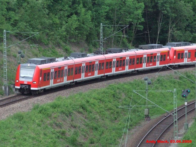 Ein ET 425 Vollzug, der auf der Gubahn in Richtung Rottweil/ Freudenstadt unterwegs ist, kommt in sterfeld aus dem Stuttgarter Talkessel. (03.06.2008)