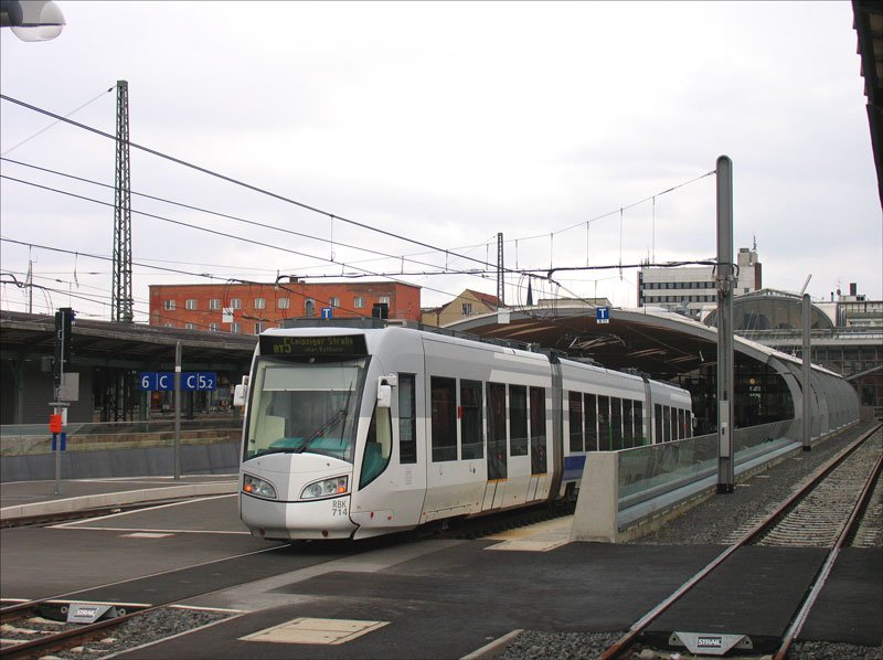 Ein ET 452 der RBK als RT 5 nach Leipziger Strae bei Einfahrt in die unterirdische Station Kassel Hbf.. ber Bahnhof Kassel Wilhelmshhe nutzte diese Bahn bis hierher die Gleise der DB und wird anschlieend innerstdtisch als Straenbahn weiterfahren; 21.09.2008
