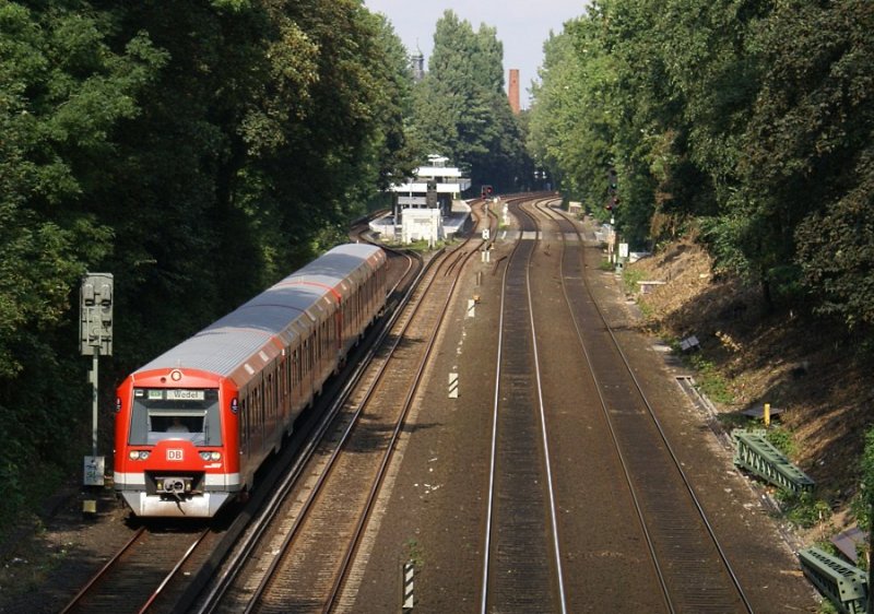 Ein ET 474 ,nach dem Verlassen der Station Landwehr, als S1 nach Wedel.Hamburg,12.08.2007