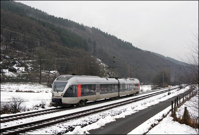 Ein ET22 ist bei Benolpe als RB91  Ruhr-Sieg-Bahn  nach Siegen unterwegs. (06.12.2008)