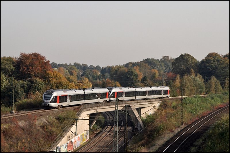 Ein ET22 und ein ET23 sind als ABR99612 (RE16  Ruhr-Sieg-Express ) nach Siegen bzw. Iserlohn unterwegs. (13.10.2008)
