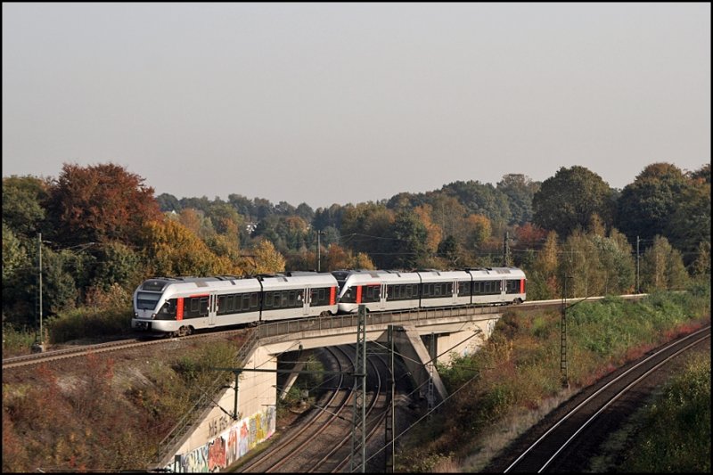 Ein ET22 und ein ET23 sind als ABR99612 (RE16  Ruhr-Sieg-Express ) nach Siegen bzw. Iserlohn unterwegs. (13.10.2008)
