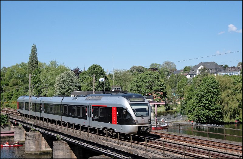 Ein ET23xxx berquert als ABR33813, (RB40  Ruhr-Lenne-Bahn ), den Harkortsee bei Wetter(Ruhr). Aufgenommen am 12.05.2008.