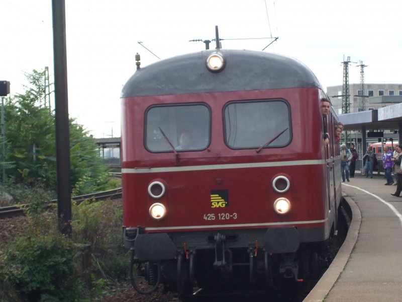 Ein ET25 bei der Ausfahrt aus LU Hbf.