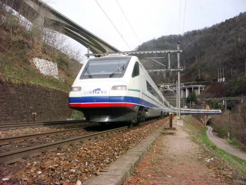 Ein ETR 470 auf dem Weg in den Sden in der untersten Ebene der Biaschina am 03.04.2008