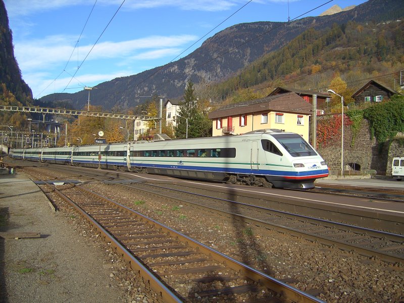 Ein ETR 470 Cisalpino am 02.11.2007 bei der Durchfahrt in Faido.  