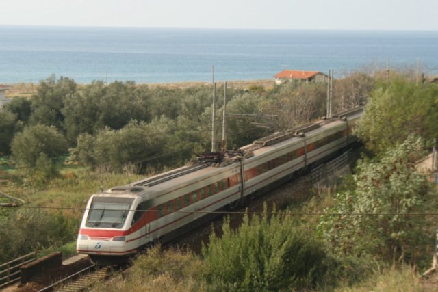 Ein ETR 480 auf dem Weg von Villa San Giovanni nach Napoli in Castellammare di V�li�; 04.11.2007