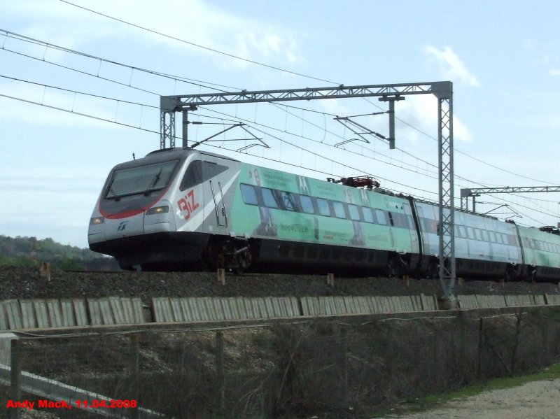 Ein ETR 480 Pendolino auf der Hochgeschwindigkeitsstrecke gen Norden bei Civita Castellana (11.04.2008)