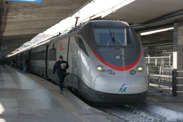 Ein ETR 500 steht als Eurostar Italia AV abfahrtbereit in Napoli Centrale; 16.02.2008