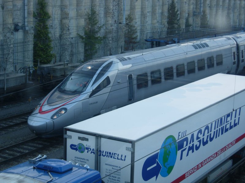 Ein ETR 610 von Cisalpino bei Probefahrten,steht versteckt hinter einer Rola im BLS Bahnhof Spiez. Bild ist von der Fussgngerberfhrung gemacht worden, perfekter Standort, 29.11.07