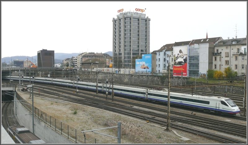 Ein ETR470 Cisalpino fhrt in Basel SBB ein. Im Hintergrund ist das Stellwerk der Basler Architekten Herzog & De Meuron zu sehen. (08.04.2008)