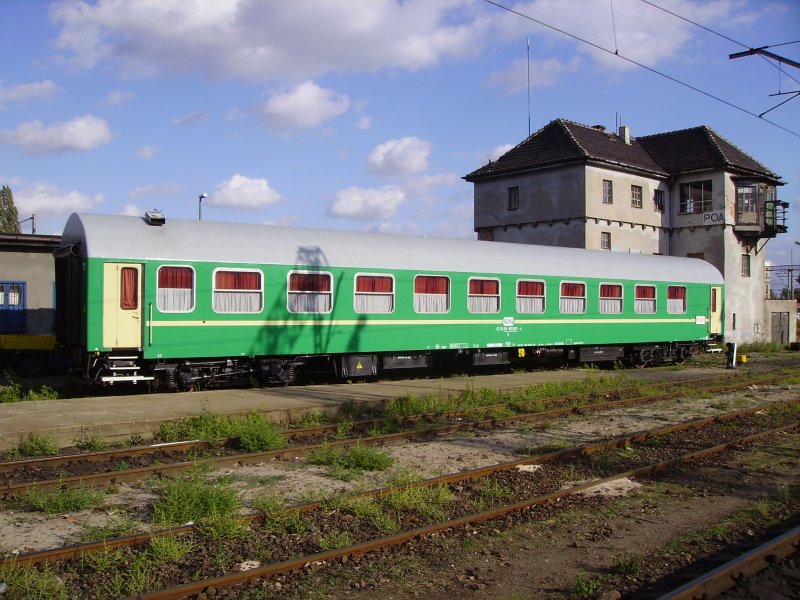 Ein etwas lterer PKP Personenzugwagen im Bahnhof Poznan. (August 2008)
