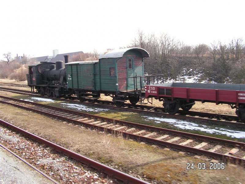 ein etwas in die jahre gekommener zug, auf einem abstellgleis fotografiert, bei unserem ausflug nach von chomutov nach prag.