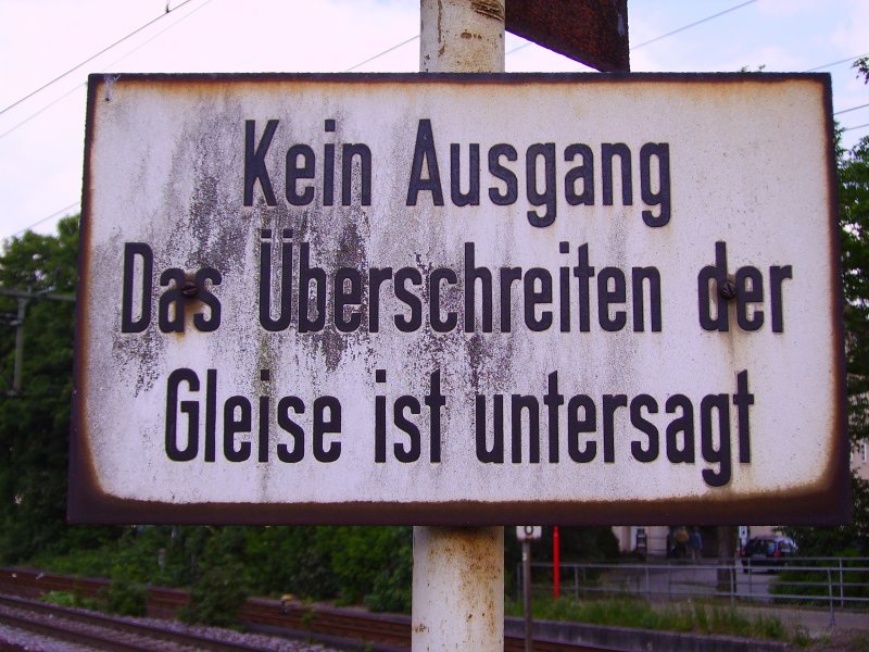 Ein etwas in die Jahre gekommenes Schild. Elmshorn, 1.06.07