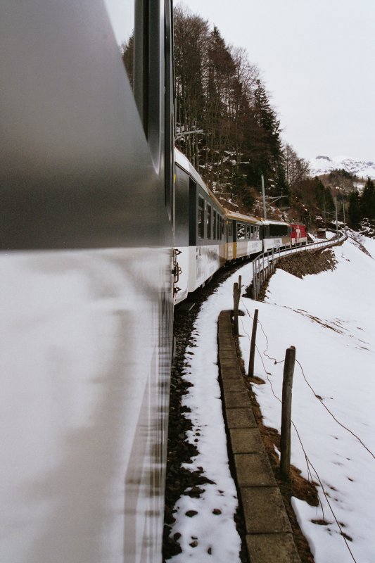 Ein etwas ungewohnter Blick aus dem GoldenPassPanoramic kurz vor der Brnig-Pashhe im Winter 2005.