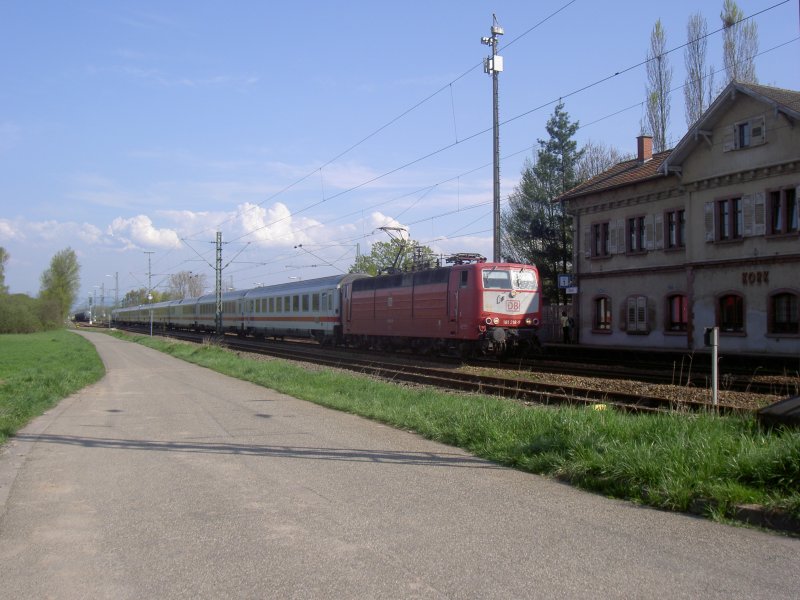 Ein EuroCity fhrt durch den Bahnhof von Kork in Richtung Kehl. Damals fuhren noch keine TGVs. Das Bild entstand am 24. April 2006.