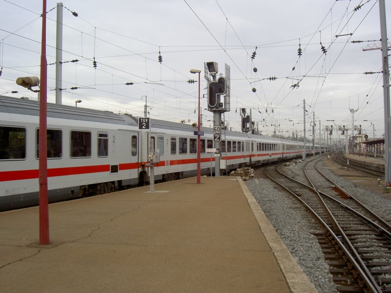 Ein EuroCity verlsst den Bahnhof Strasbourg Richtung Paris Est. Fotografiert am 30. Dezember 2006