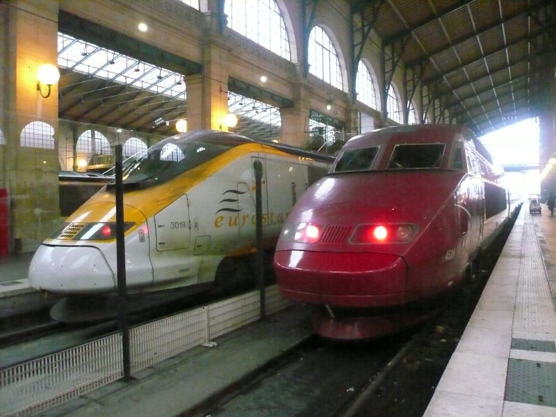 Ein Eurostar steht am 28.2.2008 neben einem Thalys im Pariser Gare du Nord. Der Eurostar steht im verglasten Teil des Bahnhofs fr die Zge nach England.