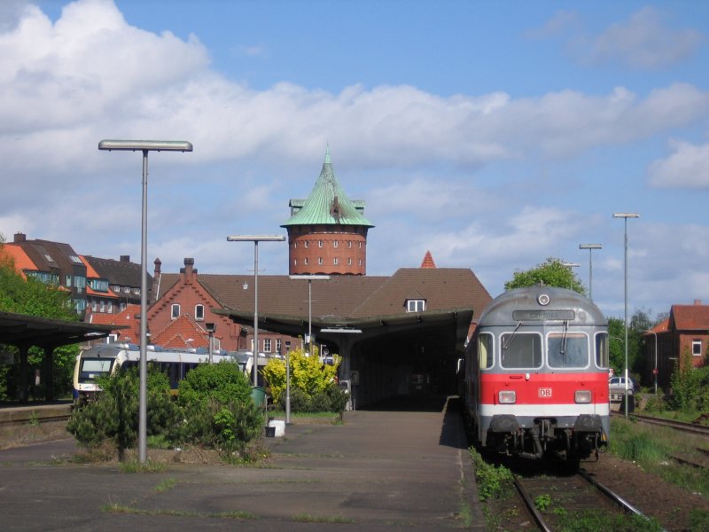 Ein EVB Lint mit einem Zug Richtung Bremerhaven und ein RE Richtung Hamburg am 14.05.2006 in Cuxhaven