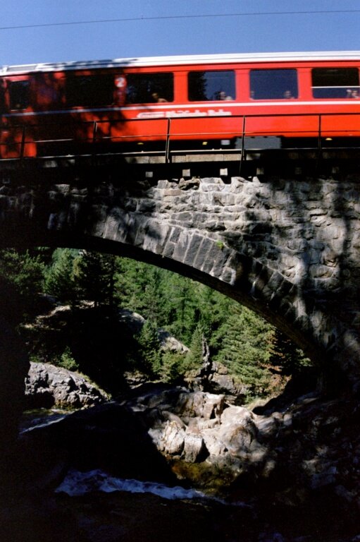 Ein EW IV, der in einem Regio nach ST.Moritz einegreiht ist berquert im August 2003 die Berninabachbrcke oberhalb Morteratsch.Ich wollte den Wagen bewusst nicht ganz scharf aufs Bild kriegen .